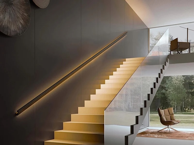 Barandilla acristalada en oficina o interior moderno